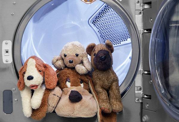 Lavando juguetes en una lavadora