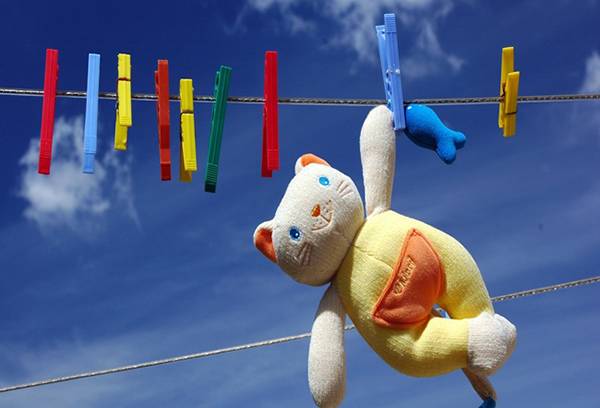 Drying a toy cat on a rope
