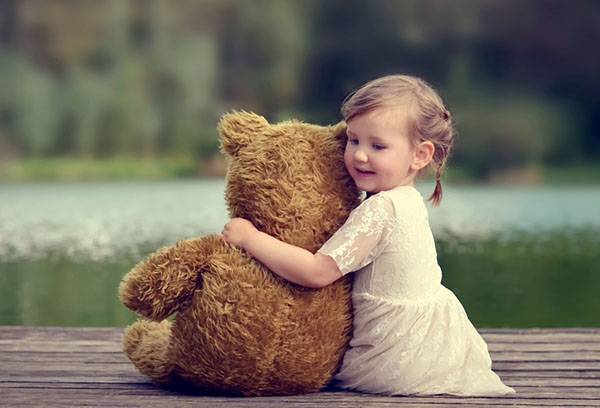 Meisje met een grote teddybeer