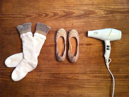 איך למתוח נעליים בבית