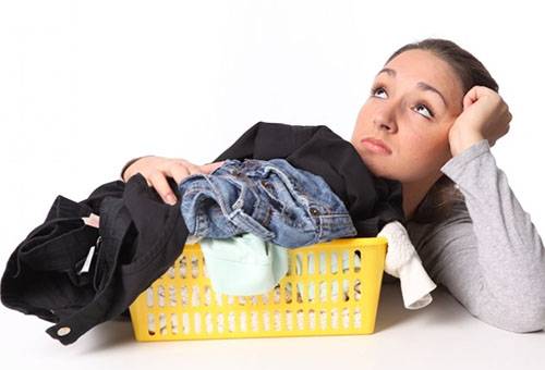 Jente tenker hvordan du vasker klær