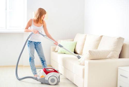 Vacuuming ang sofa