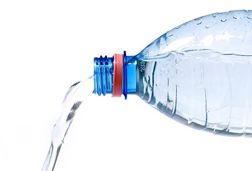 Sale agua de una botella