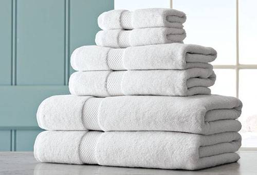 Почистете бели хавлиени кърпи