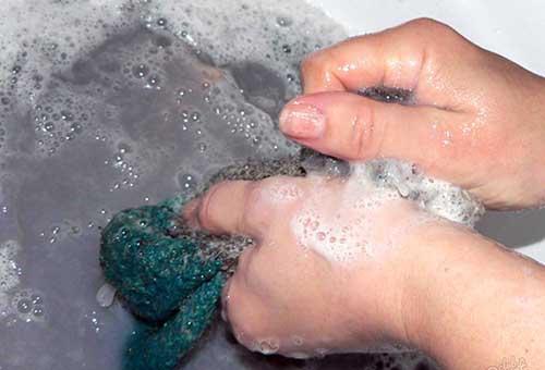 Laver les vêtements à la main