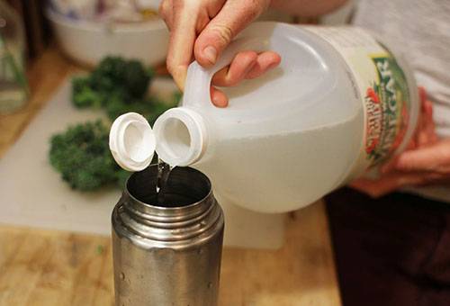 Cleaning a thermos with vinegar