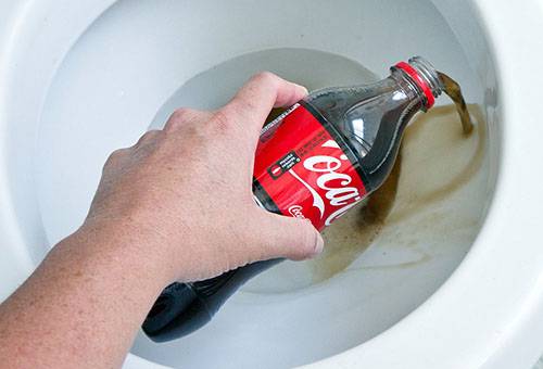 Limpando o banheiro Coca-Cola
