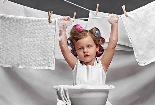 Fille lave des serviettes
