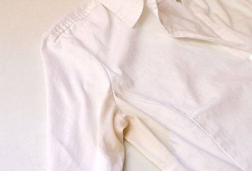 Mancha de suor em uma camisa branca