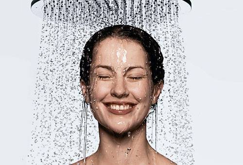 Chica toma un ducha