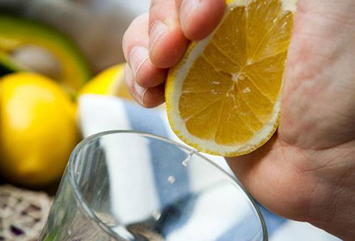 Exprimir jugo de limón