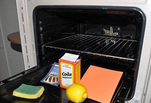 Soda and lemon for cleaning the oven