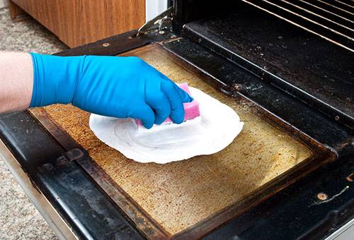 Cleaning the oven door with paste