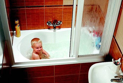 Bebê em um banho limpo
