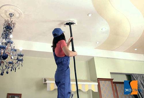 Droog reinigen van het spanplafond
