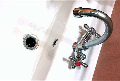 ก๊อกน้ำในห้องน้ำและท่อระบายน้ำ
