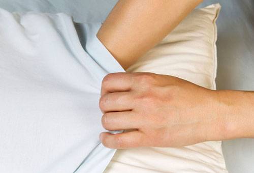 Poner una funda de almohada limpia sobre la almohada