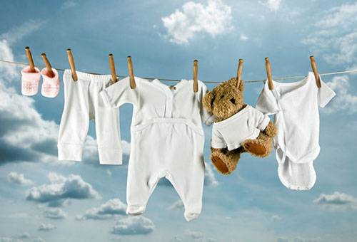 Séchage des vêtements et des jouets d'un nouveau-né