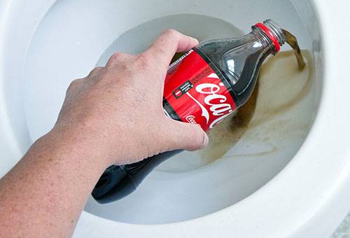Coca-Cola lavando o banheiro