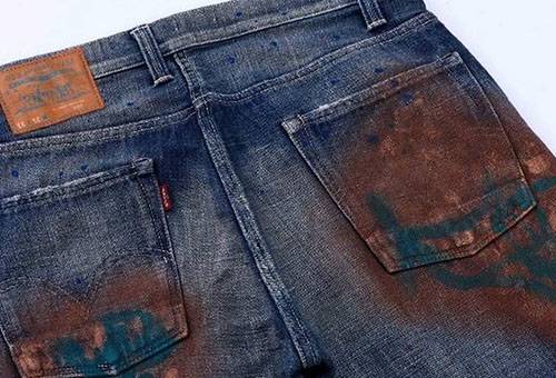 Jeans manchados de ferrugem