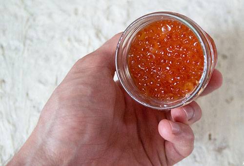Caviar rojo en un frasco de vidrio