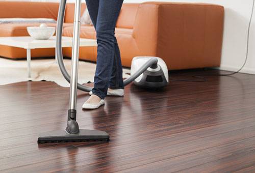 Laminate washing with a vacuum cleaner