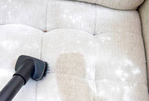 Vacuuming ang sofa