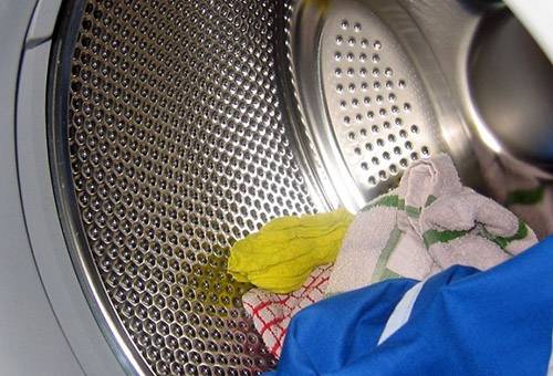 Coisas no tambor de uma máquina de lavar