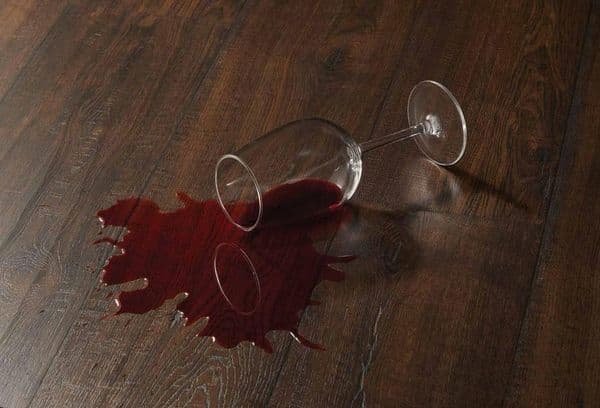 Copa de vino derramada