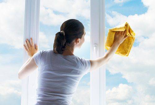 فتاة تغسل النوافذ
