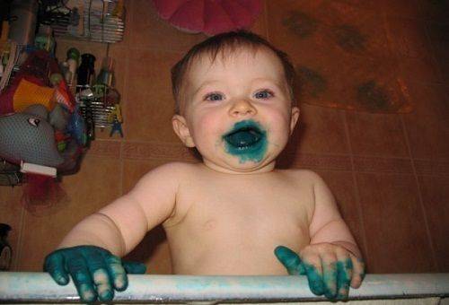 dziecko zabarwione na zielono
