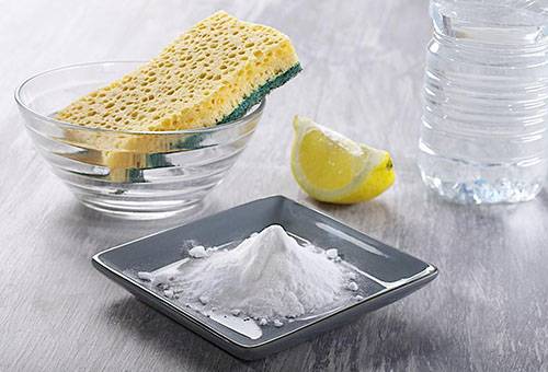 Soda, limon y esponja para limpiar