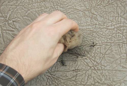 Removendo uma mancha de uma alça de um sofá de couro