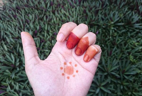 Dessin au henné sur la main