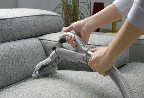 vacuuming isang sofa