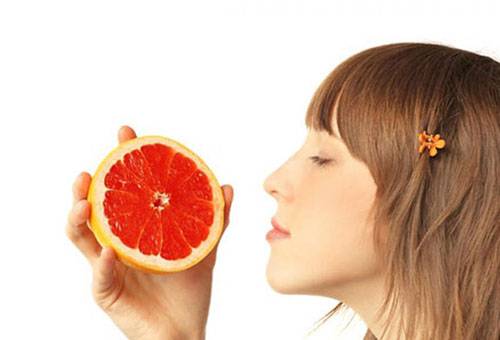 Dievča s grapefruitom