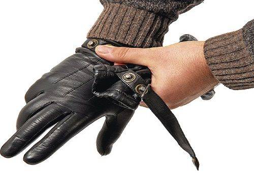 čierne kožené rukavice