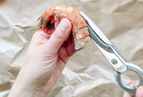 Limpeza de camarão com tesoura