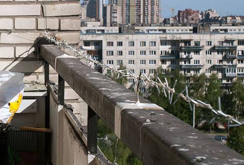 Szögesdrót kerítés galambok ellen az erkélyen