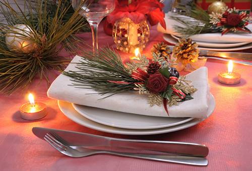Cenário de mesa de Natal com guardanapos brancos