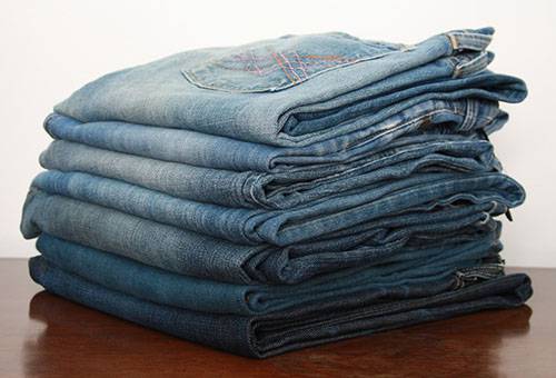 Bunke med sammenbrettede jeans