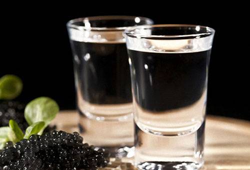 Vodka com caviar preto