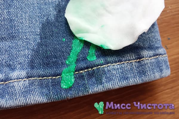 Entfernen von Farbe aus Jeans mit einem Lösungsmittel