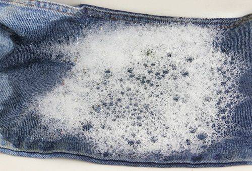 Jeans dynket i såpevann