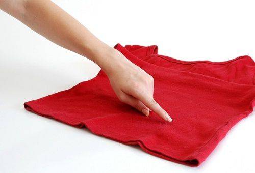 mancha em uma camisa vermelha