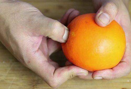 obieranie pomarańczy