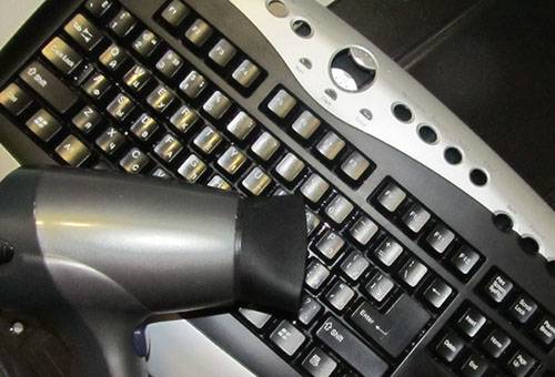 Cleaning the keyboard with a hairdryer