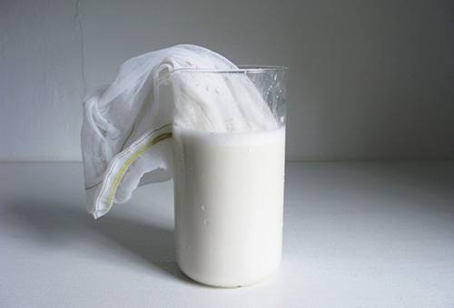 الحليب مع البروتين لتنظيف حقيبة جلدية خفيفة
