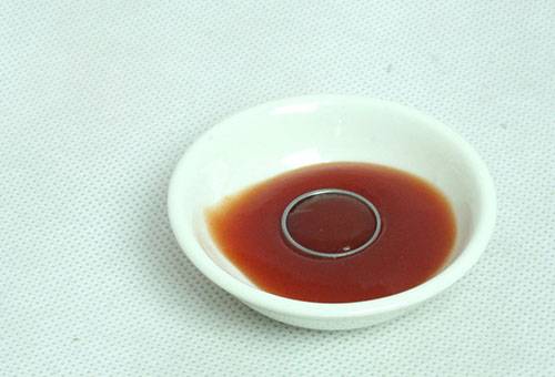 Pulizia dell'anello di rame con ketchup
