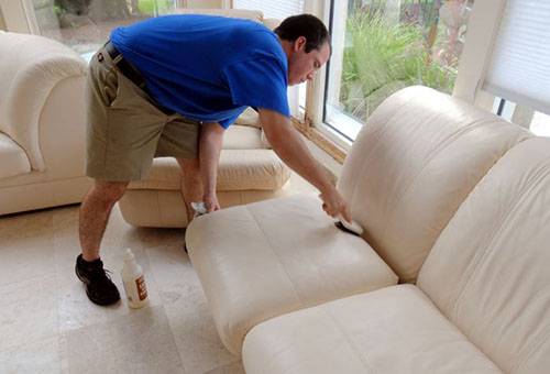 Limpando um sofá de couro leve